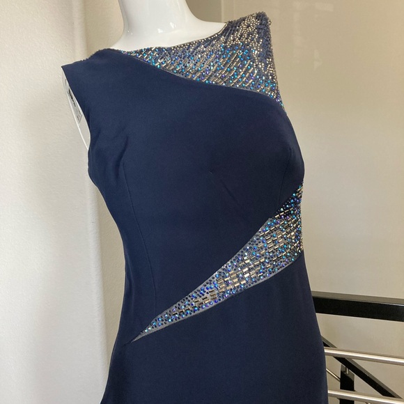 New elegant long dress with built-in bra. - Picture 3 of 9